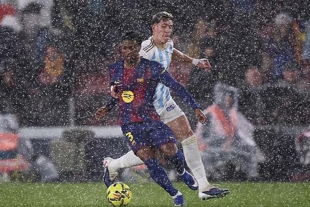 体育直播-暴雨倾泻进诺坎普球场，记者纷纷在媒体席上撑起雨伞工作